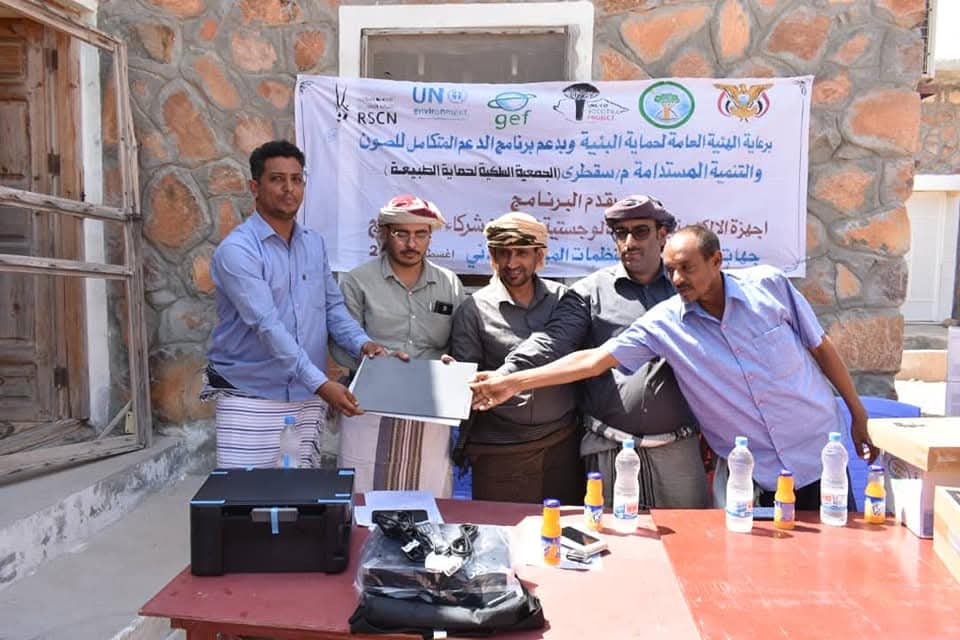 صورة: تسليم معدات